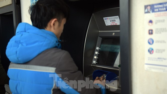 Cây ATM báo lỗi khi công nhân rồng rắn xếp hàng rút tiền ngày cuối năm - ảnh 5