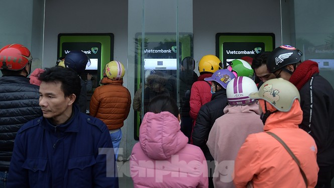 Cây ATM báo lỗi khi công nhân rồng rắn xếp hàng rút tiền ngày cuối năm - ảnh 9