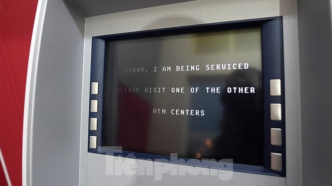 Cây ATM báo lỗi khi công nhân rồng rắn xếp hàng rút tiền ngày cuối năm - ảnh 10