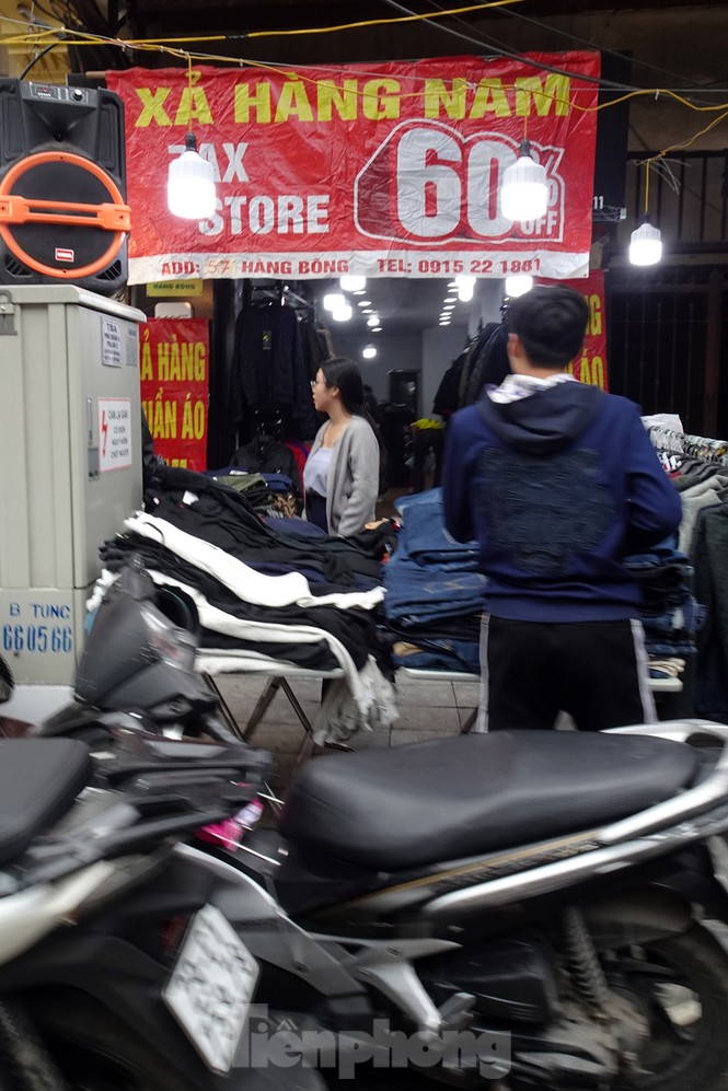 Đổ xô mua hàng thời trang 'giảm giá bom tấn' cuối năm - ảnh 14