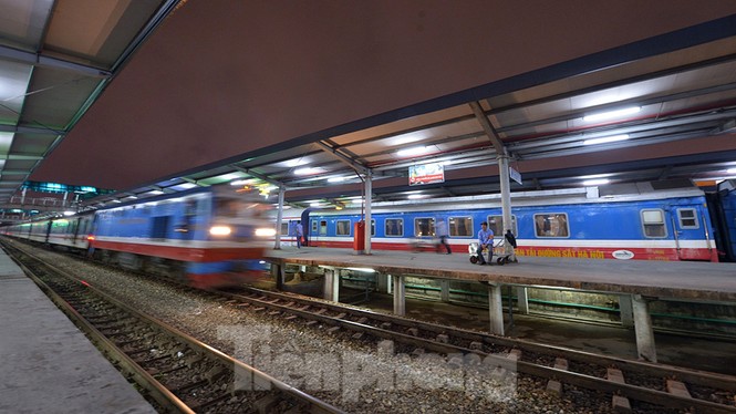 Bình yên những đoàn tàu cuối năm - ảnh 1