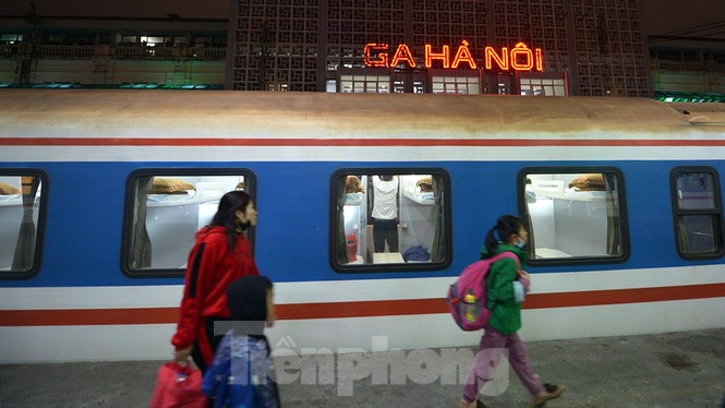 Bình yên những đoàn tàu cuối năm - ảnh 13