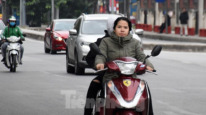Người dân 'quên' đội mũ bảo hiểm khi tham gia giao thông vào những ngày Tết - ảnh 8