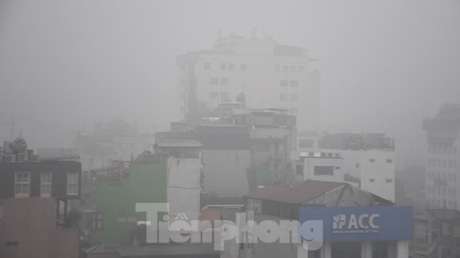 Thời tiết nồm ẩm, trời mù, tầm nhìn hạn chế trong ngày đầu tuần - ảnh 1