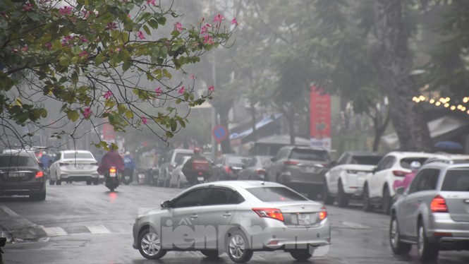Thời tiết nồm ẩm, trời mù, tầm nhìn hạn chế trong ngày đầu tuần - ảnh 5