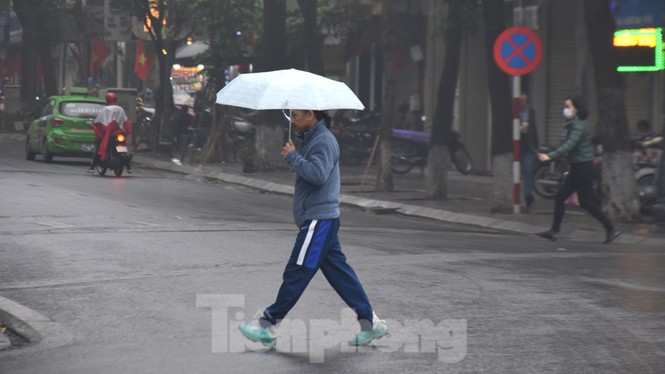Thời tiết nồm ẩm, trời mù, tầm nhìn hạn chế trong ngày đầu tuần - ảnh 6
