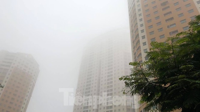 Thời tiết nồm ẩm, trời mù, tầm nhìn hạn chế trong ngày đầu tuần - ảnh 8
