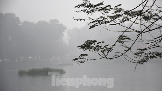 Thời tiết nồm ẩm, trời mù, tầm nhìn hạn chế trong ngày đầu tuần - ảnh 10