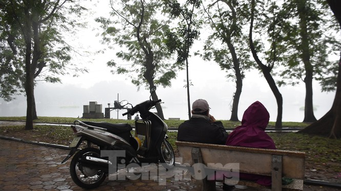 Thời tiết nồm ẩm, trời mù, tầm nhìn hạn chế trong ngày đầu tuần - ảnh 11
