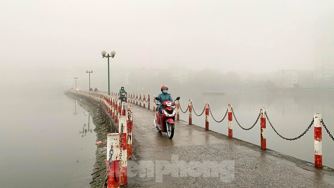 Sương mù dày đặc bao trùm Thủ đô Hà Nội - ảnh 1