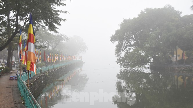 Sương mù dày đặc bao trùm Thủ đô Hà Nội - ảnh 3