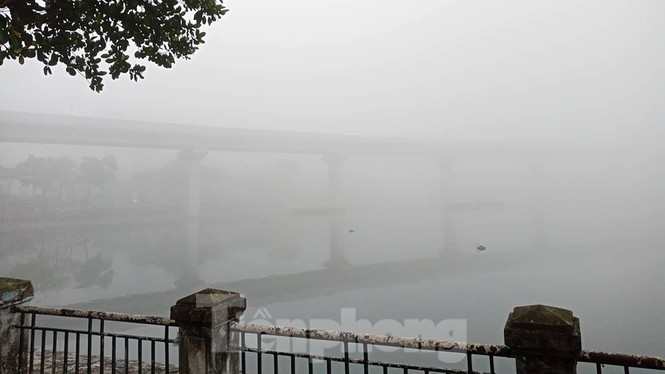 Sương mù dày đặc bao trùm Thủ đô Hà Nội - ảnh 5