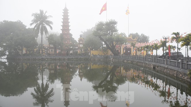 Sương mù dày đặc bao trùm Thủ đô Hà Nội - ảnh 6