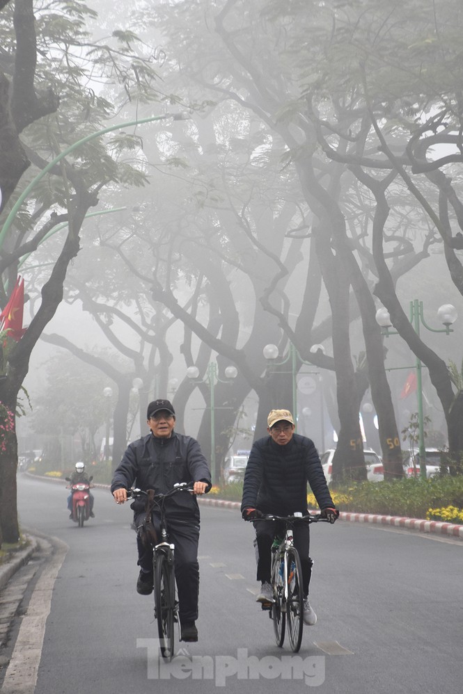 Sương mù dày đặc bao trùm Thủ đô Hà Nội - ảnh 8