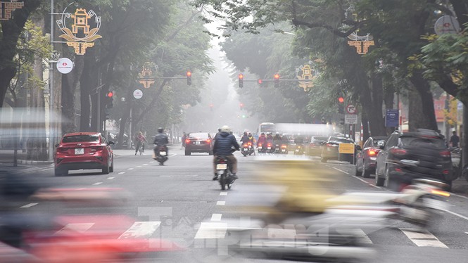 Sương mù dày đặc bao trùm Thủ đô Hà Nội - ảnh 9