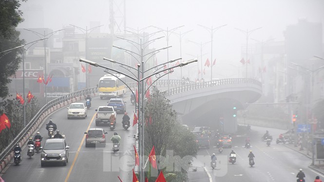 Sương mù dày đặc bao trùm Thủ đô Hà Nội - ảnh 10