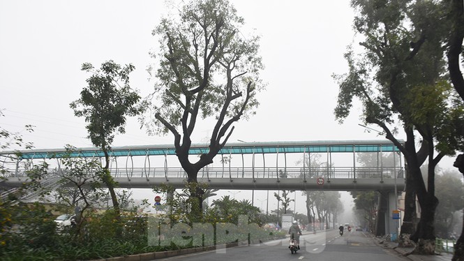 Sương mù dày đặc bao trùm Thủ đô Hà Nội - ảnh 13