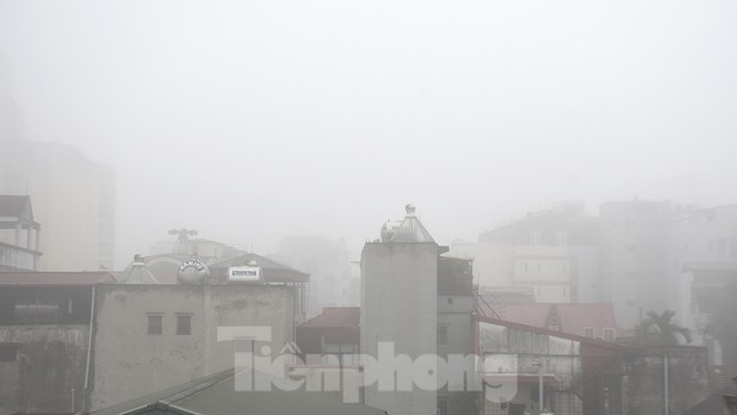 Sương mù dày đặc bao trùm Thủ đô Hà Nội - ảnh 15