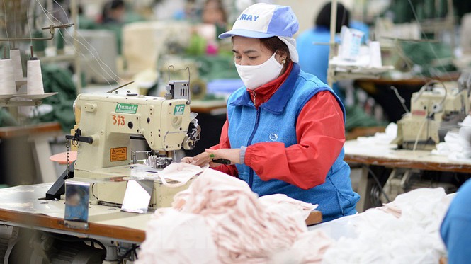 Chỉ sau khoảng nửa tiếng mở hàng, cả ngàn sản phẩm đã được bán sạch. Cửa hàng thông báo đến khách hàng khoảng một giờ sau sẽ có hàng thêm, tuy nhiên số lượng vẫn hạn chế do xưởng chưa sản xuất kịp. - ảnh 10
