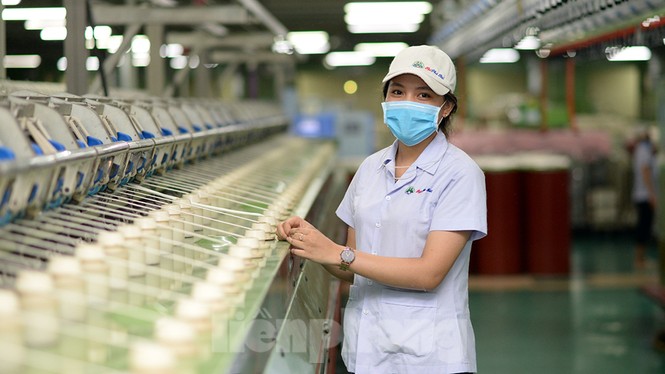 Chỉ sau khoảng nửa tiếng mở hàng, cả ngàn sản phẩm đã được bán sạch. Cửa hàng thông báo đến khách hàng khoảng một giờ sau sẽ có hàng thêm, tuy nhiên số lượng vẫn hạn chế do xưởng chưa sản xuất kịp. - ảnh 11