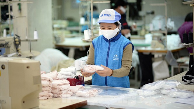 Chỉ sau khoảng nửa tiếng mở hàng, cả ngàn sản phẩm đã được bán sạch. Cửa hàng thông báo đến khách hàng khoảng một giờ sau sẽ có hàng thêm, tuy nhiên số lượng vẫn hạn chế do xưởng chưa sản xuất kịp. - ảnh 12