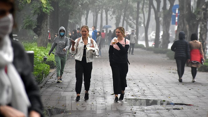 Dạo phố Hà thành, khách nước ngoài 'hờ hững' với... khẩu trang - ảnh 13