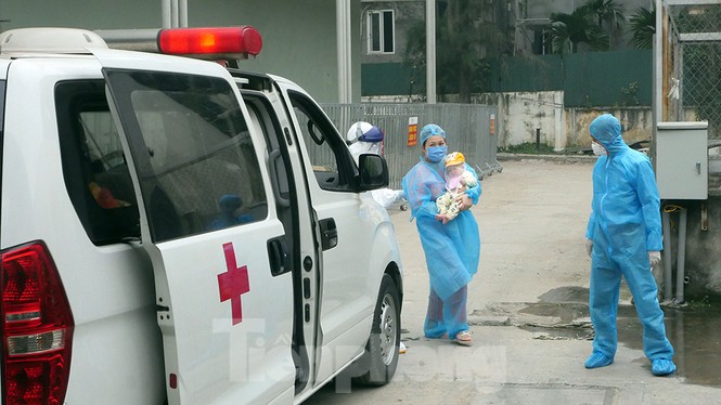 Khoảnh khắc bệnh nhi 3 tháng tuổi nhiễm Covid-19 xuất viện - ảnh 6