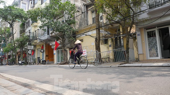 Buổi sáng đầu tiên ở phố Trúc Bạch sau khi dỡ chốt cách ly dịch Covid-19 - ảnh 1