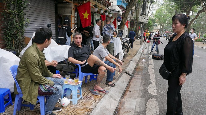 Buổi sáng đầu tiên ở phố Trúc Bạch sau khi dỡ chốt cách ly dịch Covid-19 - ảnh 2