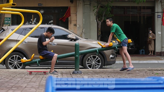 Buổi sáng đầu tiên ở phố Trúc Bạch sau khi dỡ chốt cách ly dịch Covid-19 - ảnh 3