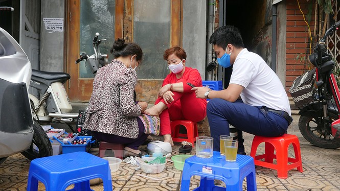 Buổi sáng đầu tiên ở phố Trúc Bạch sau khi dỡ chốt cách ly dịch Covid-19 - ảnh 6