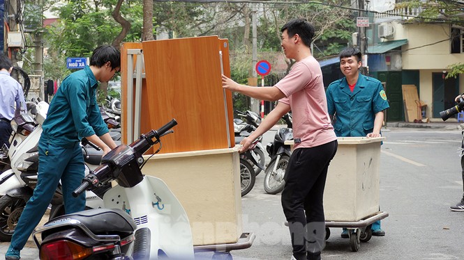Buổi sáng đầu tiên ở phố Trúc Bạch sau khi dỡ chốt cách ly dịch Covid-19 - ảnh 8