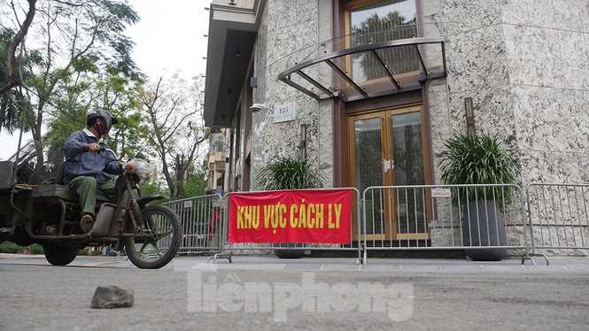 Buổi sáng đầu tiên ở phố Trúc Bạch sau khi dỡ chốt cách ly dịch Covid-19 - ảnh 12