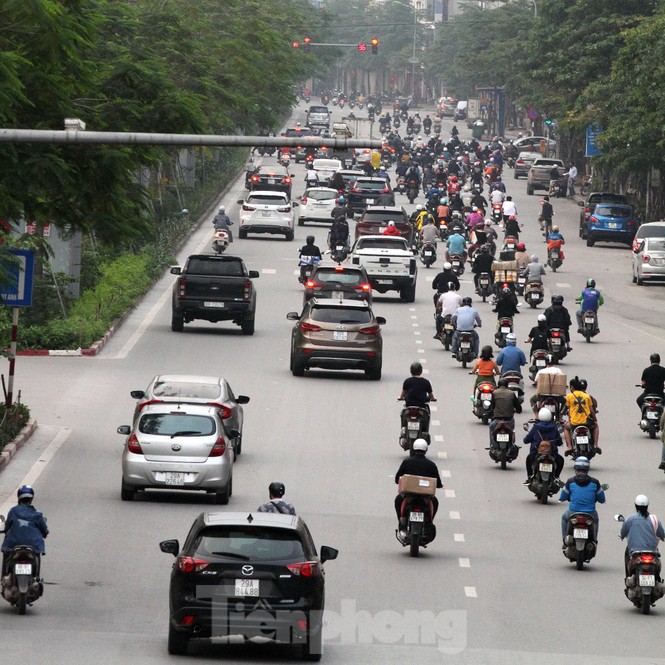 Người dân chủ quan, giao thông Hà Nội không có dấu hiệu 'cách ly toàn xã hội' - ảnh 1