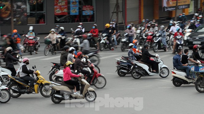 Người dân chủ quan, giao thông Hà Nội không có dấu hiệu 'cách ly toàn xã hội' - ảnh 3