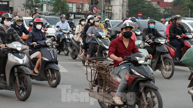 Người dân chủ quan, giao thông Hà Nội không có dấu hiệu 'cách ly toàn xã hội' - ảnh 4