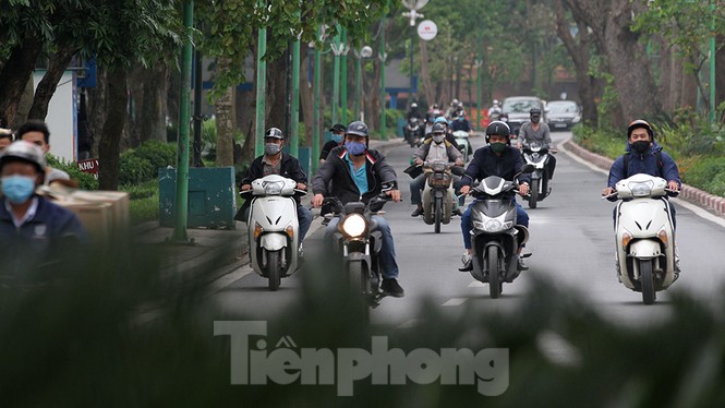 Người dân chủ quan, giao thông Hà Nội không có dấu hiệu 'cách ly toàn xã hội' - ảnh 11