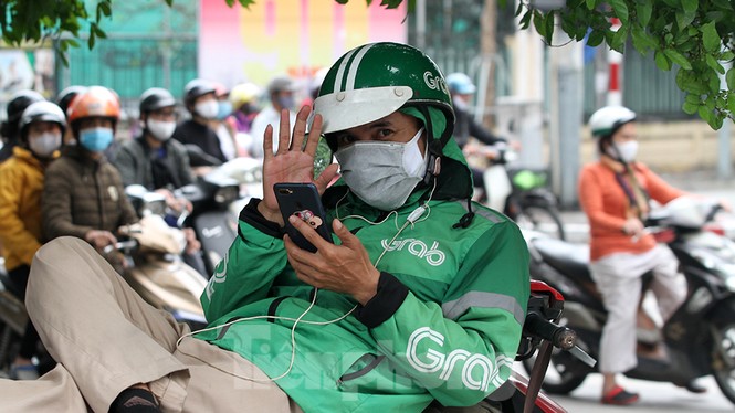 Người dân chủ quan, giao thông Hà Nội không có dấu hiệu 'cách ly toàn xã hội' - ảnh 13