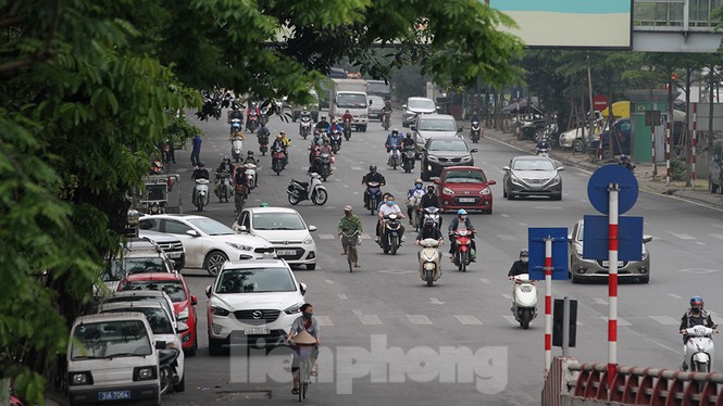 Người dân chủ quan, giao thông Hà Nội không có dấu hiệu 'cách ly toàn xã hội' - ảnh 14