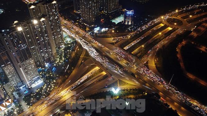 Cầu vượt 'trăm tỷ' và những nút giao thông nhiều tầng Hà Nội nhìn về đêm - ảnh 2