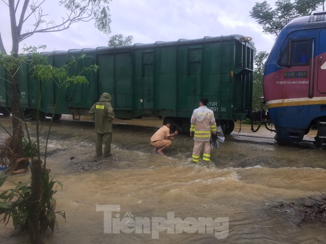 Đường sắt bắc nam đã thông trở lại sau sự cố sạt lở, tàu trật bánh, đứt toa ở Quảng Trị - ảnh 3