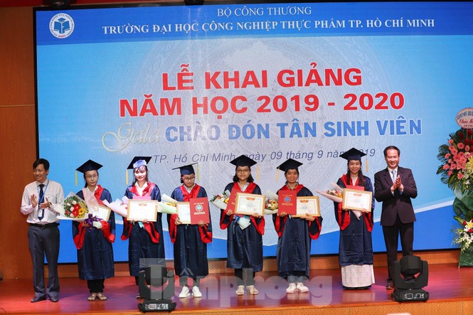 Trao học bổng hàng tỷ đồng cho tân sinh viên trong ngày khai giảng - ảnh 1