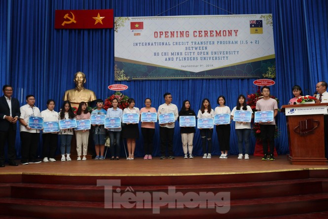 Trao học bổng hàng tỷ đồng cho tân sinh viên trong ngày khai giảng - ảnh 2