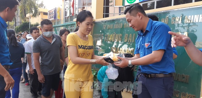 Tặng hơn 300 phần bánh mì, sữa cho người thân, bệnh nhân ở TPHCM - ảnh 3