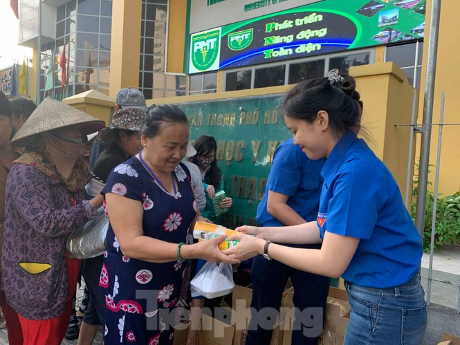 Tặng hơn 300 phần bánh mì, sữa cho người thân, bệnh nhân ở TPHCM - ảnh 5