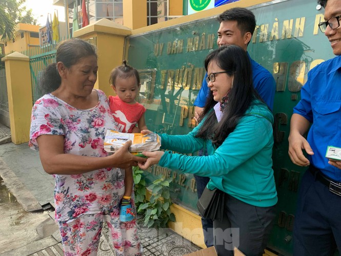 Tặng hơn 300 phần bánh mì, sữa cho người thân, bệnh nhân ở TPHCM - ảnh 4