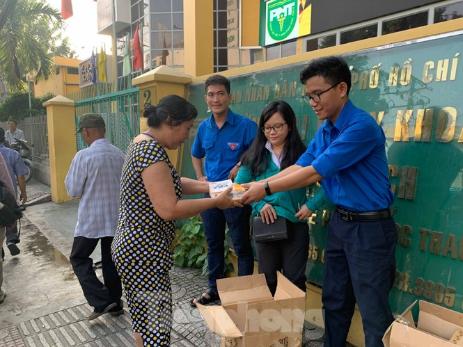 Tặng hơn 300 phần bánh mì, sữa cho người thân, bệnh nhân ở TPHCM - ảnh 2