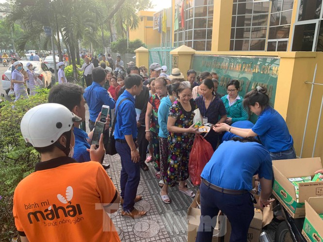 Tặng hơn 300 phần bánh mì, sữa cho người thân, bệnh nhân ở TPHCM - ảnh 1