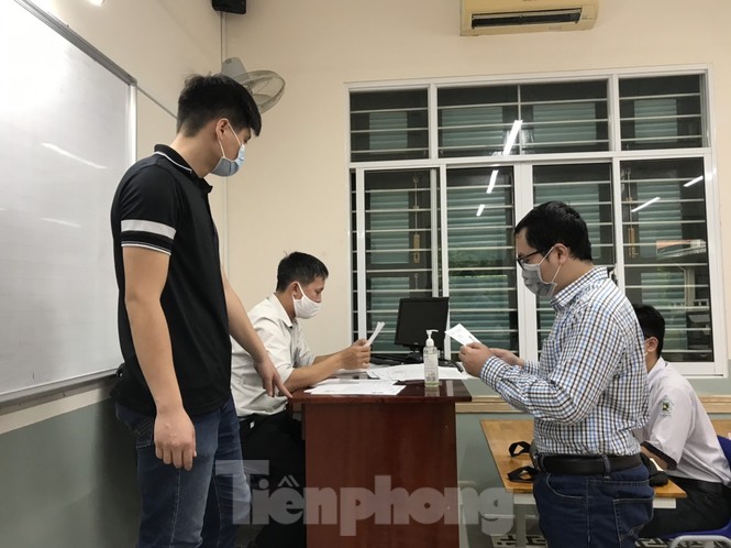 Thí sinh TPHCM làm thủ tục dự thi tốt nghiệp THPT sau cơn mưa nặng hạt - ảnh 6