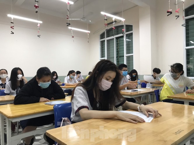 Thí sinh TPHCM làm thủ tục dự thi tốt nghiệp THPT sau cơn mưa nặng hạt - ảnh 4